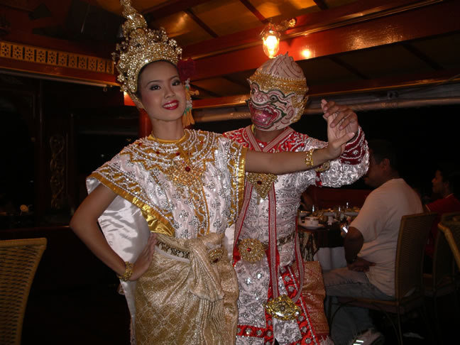 images/Bangkok-Wahn-Fah-boat-dances-8.jpg