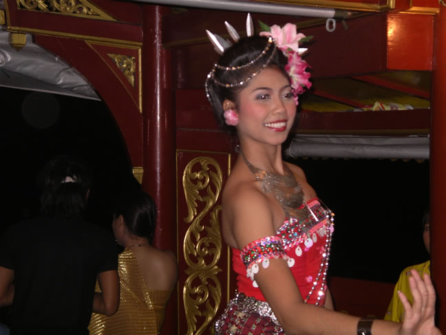 images/Bangkok-Wahn-Fah-boat-dances-9.jpg