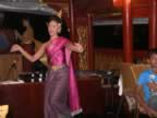 Bangkok-Wahn-Fah-boat-dances-3.jpg (65kb)
