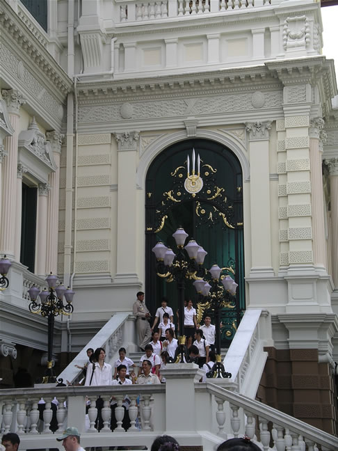 images/Grand_Palace-Chakri-Maha-Prasat-Hall-Entrance.jpg