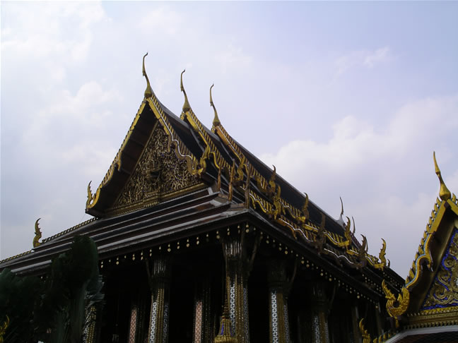 images/Grand_Palace-Emerald-Buddha-Roof-1.jpg