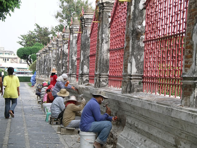 images/Wat-Arun-fixing-wall.jpg