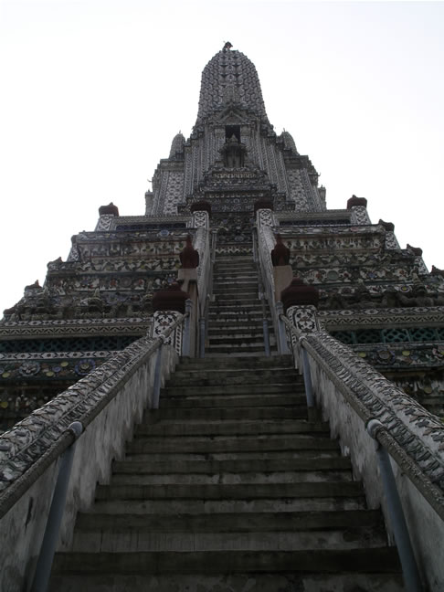 images/Wat-Arun-looking-up-3.jpg