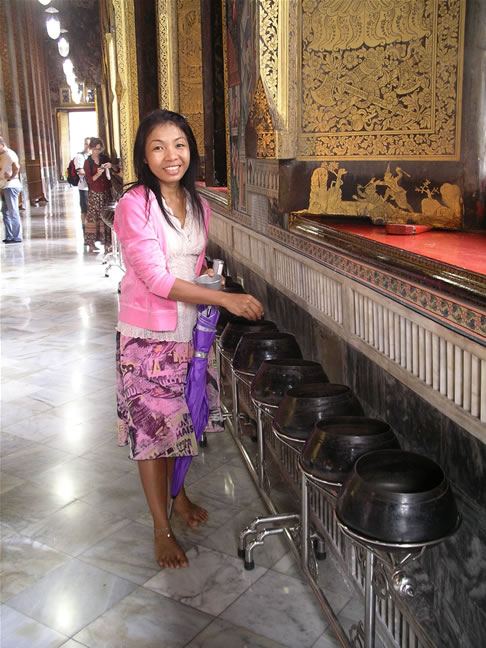 images/Wat-Pho-offering-bowls-Sissy-2.jpg