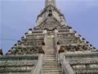 Wat-Arun-looking-up-2.jpg (95kb)