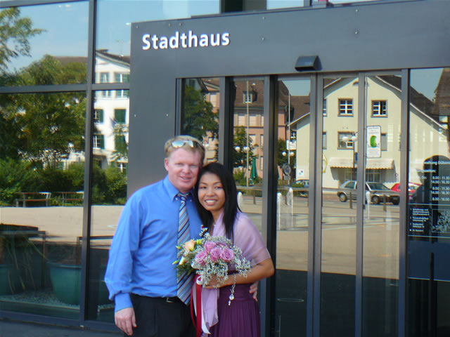 images/E-Married-Couple-leaving-Stadthaus-3.jpg
