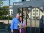 E-Married-Couple-leaving-Stadthaus-3.jpg (72kb)