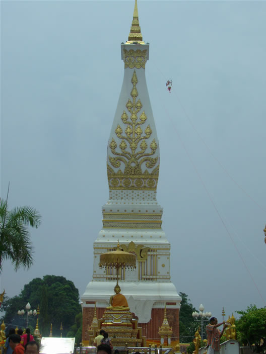 images/Wat-Phra-That-Phanom-Prang-offering-on-line-middle.jpg