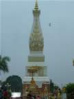 Wat-Phra-That-Phanom-Prang-offering-on-line-1.jpg (47kb)