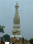 Wat-Phra-That-Phanom-Prang-offering-on-line-middle.jpg (45kb)