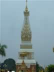 Wat-Phra-That-Phanom-Prang-offering-on-line-top.jpg (42kb)