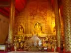 Wat-Pra-Singh-alter-1.jpg (97kb)