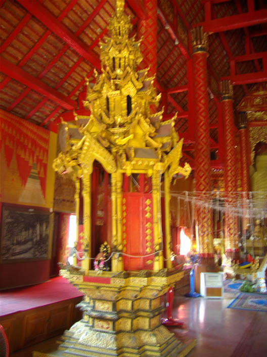 images/Wat-Srisuphan-alter.jpg