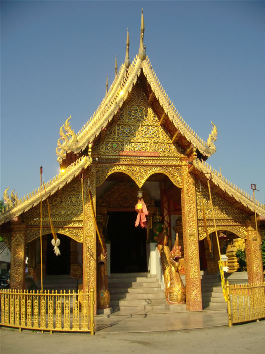 images/Wat-Srisuphan-entrance-2.jpg