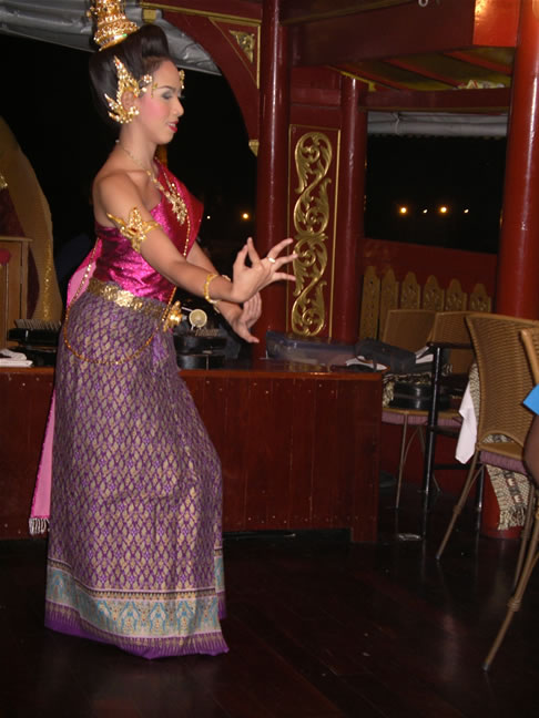 images/Bangkok-Wahn-Fah-boat-dances-1.jpg