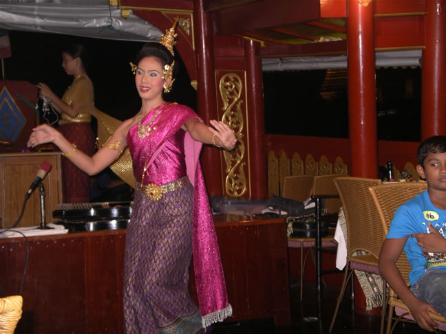 images/Bangkok-Wahn-Fah-boat-dances-3.jpg