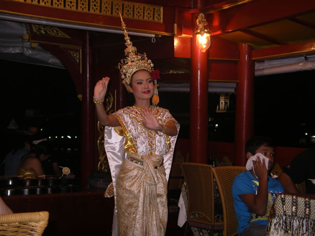 images/Bangkok-Wahn-Fah-boat-dances-5.jpg