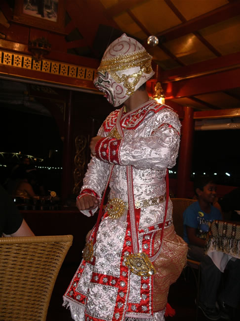 images/Bangkok-Wahn-Fah-boat-dances-7.jpg