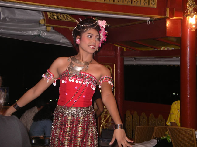 images/Bangkok-Wahn-Fah-boat-dances-9b.jpg