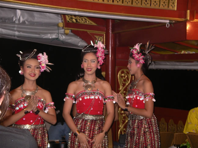 images/Bangkok-Wahn-Fah-boat-dances-9c.jpg