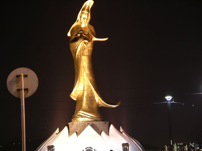 images/Night-Golden-Statue.jpg