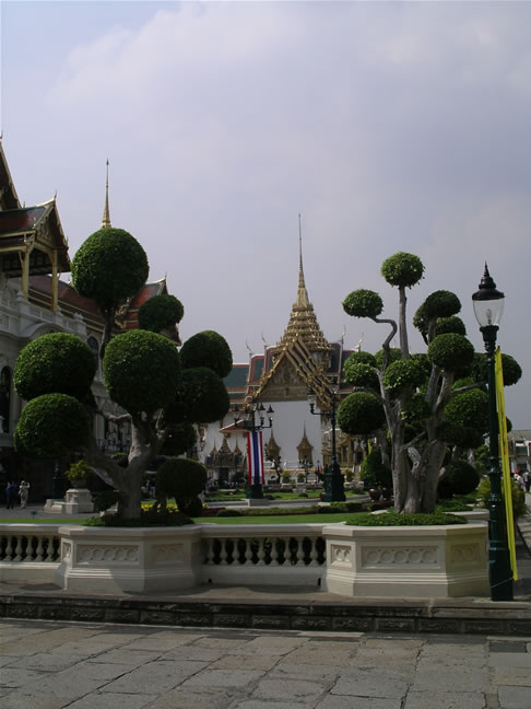 images/Grand_Palace-Chakri-Maha-Prasat-Hall-Courtyard.jpg