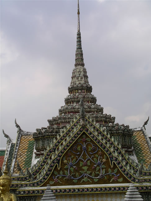 images/Grand_Palace_Phra_Wiharn_Yod_1.jpg