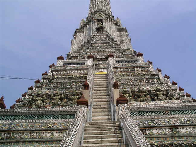 images/Wat-Arun-looking-up-2.jpg