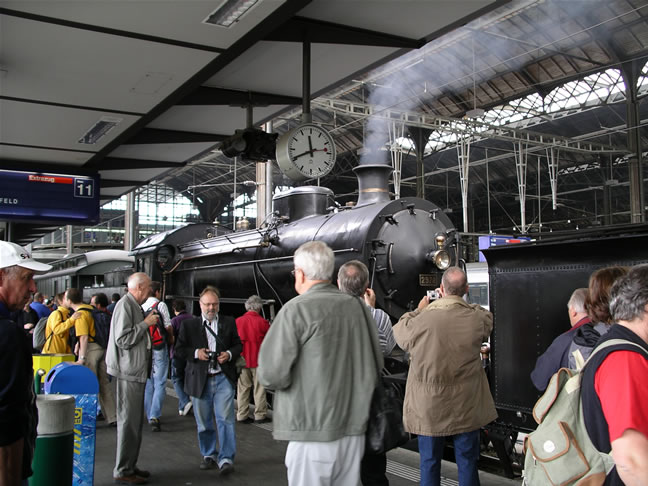 images/Basel-Train-station-crowds-1.jpg