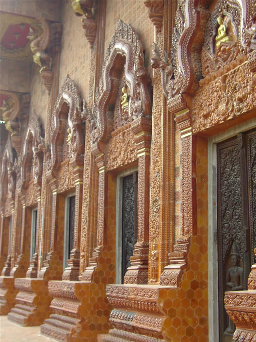 images/Ubon-wat-guardian-ext-wall-1.jpg