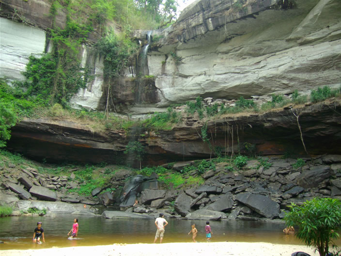 images/Phu-Chong-Nayoi-Park-Waterfall-1.jpg