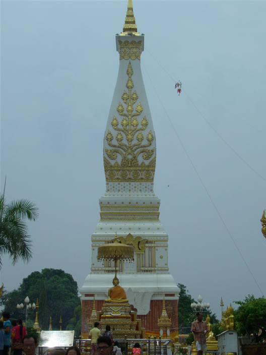 images/Wat-Phra-That-Phanom-Prang-offering-on-line-1.jpg