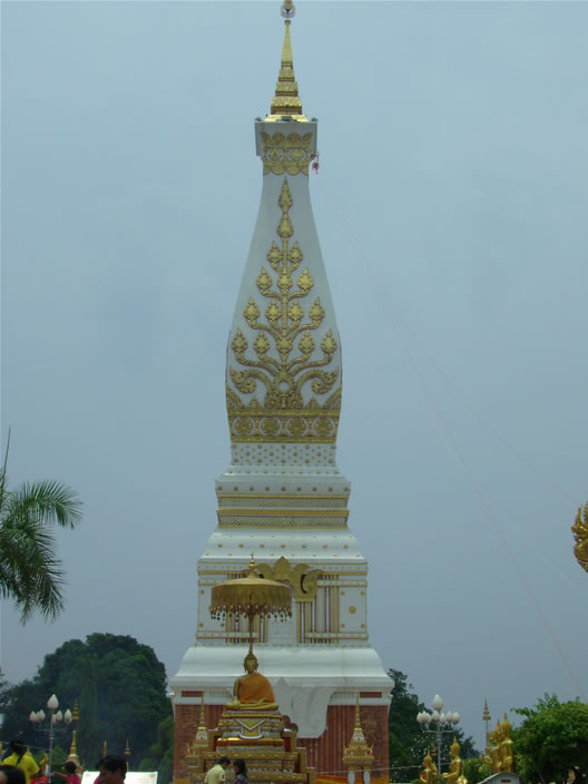 images/Wat-Phra-That-Phanom-Prang-offering-on-line-top.jpg