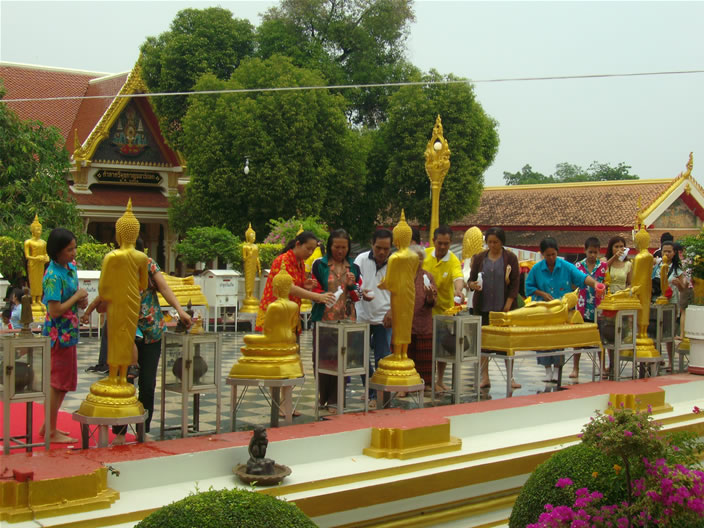 images/Wat-Phra-That-Phanom-Prang-washing-Buddas.jpg